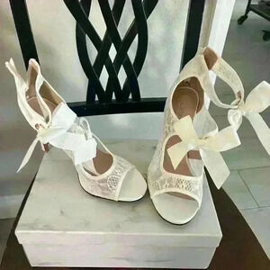 White bow heels never worn